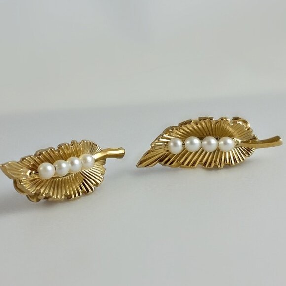 Vintage 12k Gold Filled Leaf & Pearl Earrings - Cultured Freshwater Pearls - Picture 2 of 5